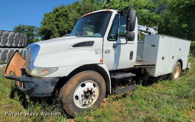 image for item IF9870 2004 International 4300  utility / service truck