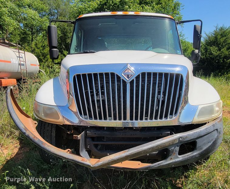 image for item IF9870 2004 International 4300  utility / service truck