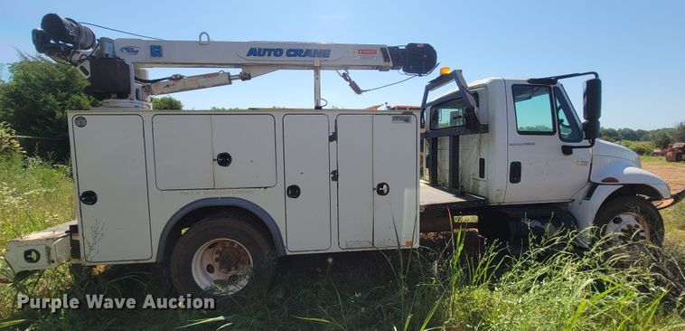 image for item IF9870 2004 International 4300  utility / service truck