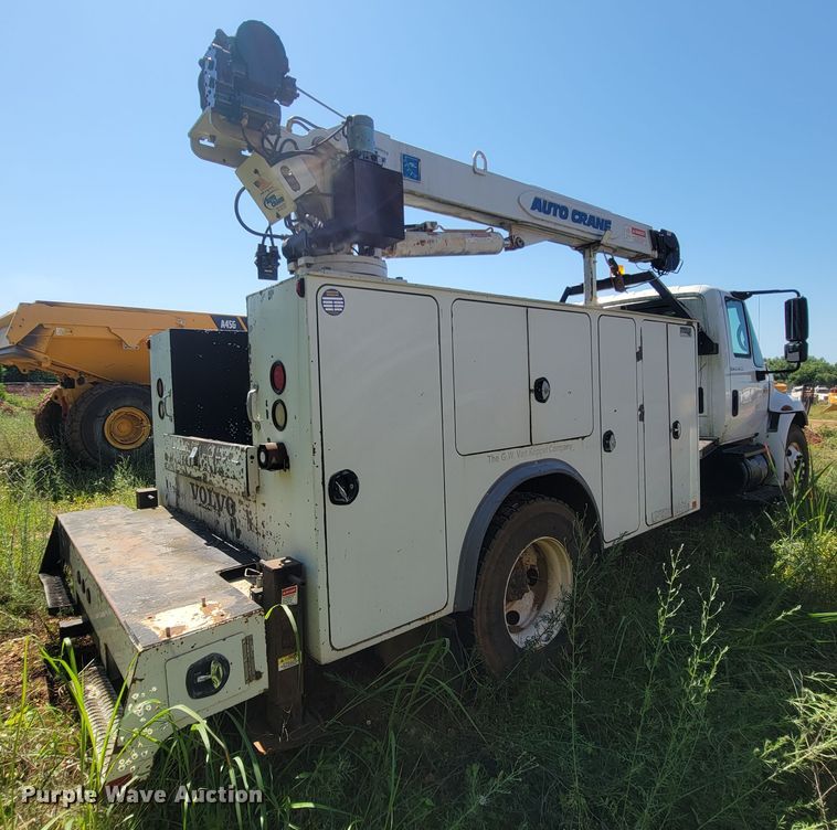 image for item IF9870 2004 International 4300  utility / service truck