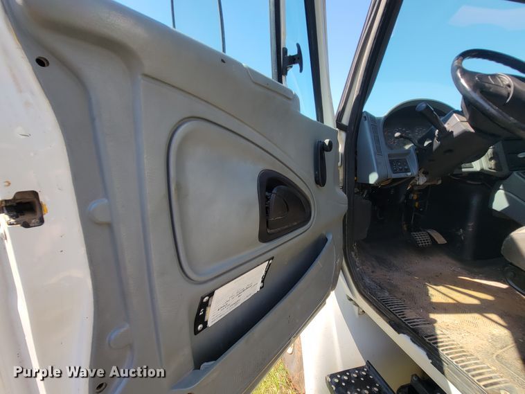 image for item IF9870 2004 International 4300  utility / service truck