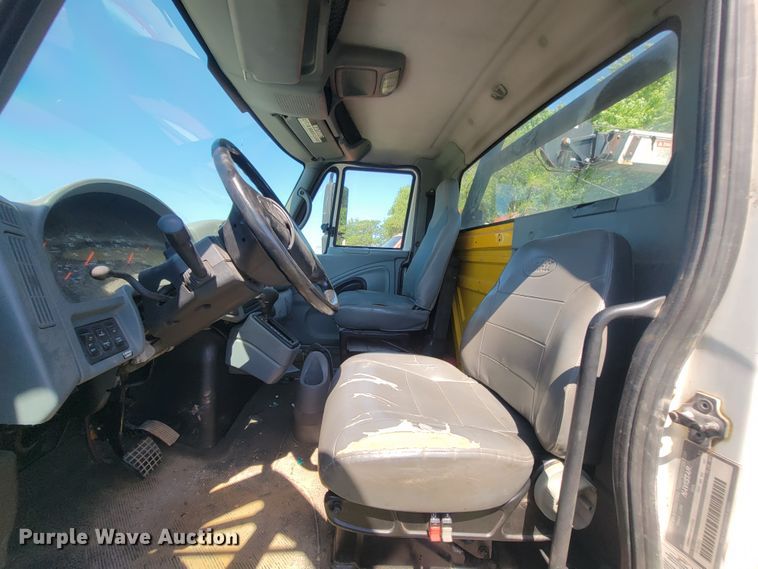 image for item IF9870 2004 International 4300  utility / service truck