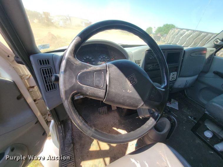 image for item IF9870 2004 International 4300  utility / service truck