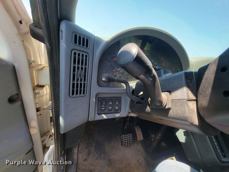 image for item IF9870 2004 International 4300  utility / service truck