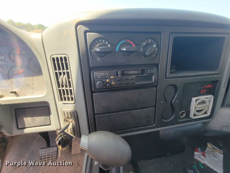 image for item IF9870 2004 International 4300  utility / service truck