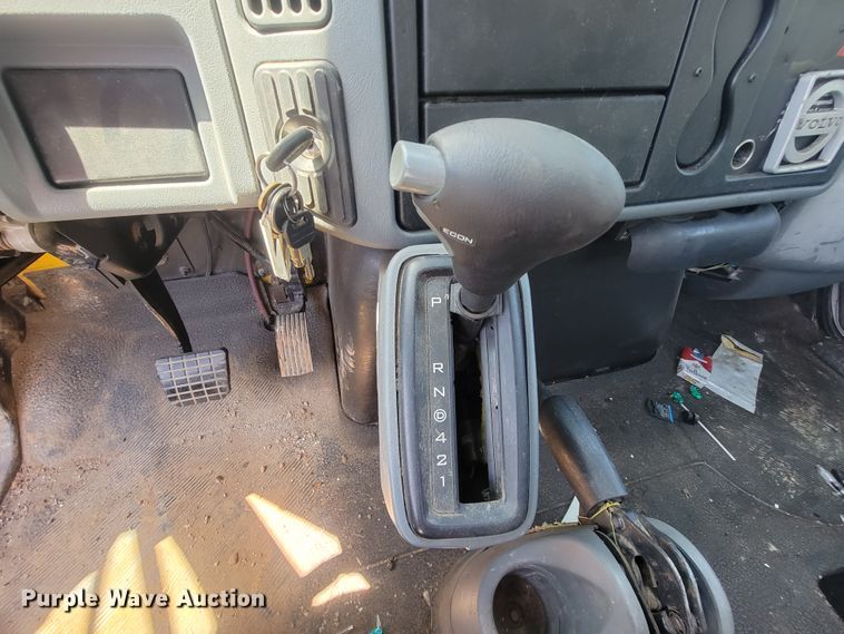 image for item IF9870 2004 International 4300  utility / service truck