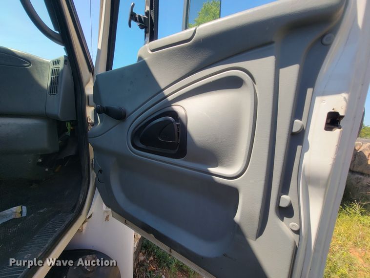 image for item IF9870 2004 International 4300  utility / service truck