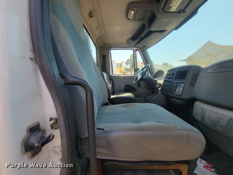 image for item IF9870 2004 International 4300  utility / service truck