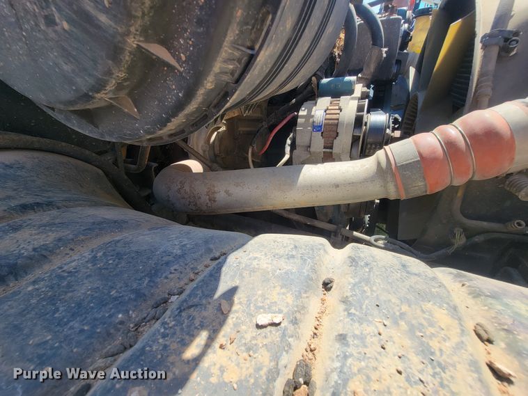 image for item IF9870 2004 International 4300  utility / service truck