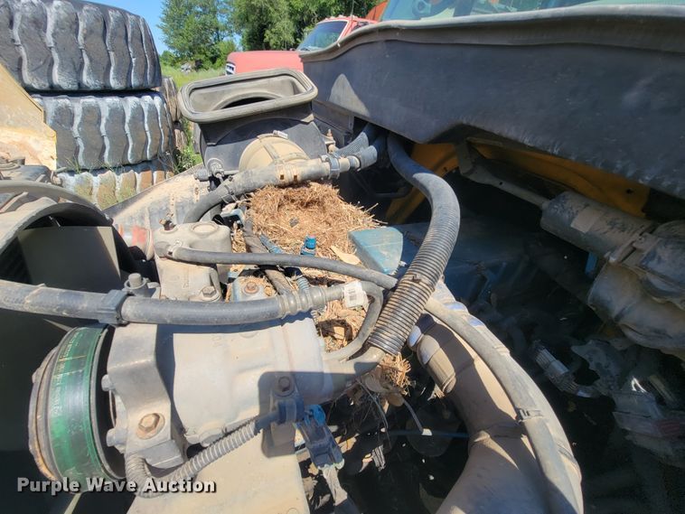 image for item IF9870 2004 International 4300  utility / service truck