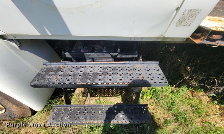 image for item IF9870 2004 International 4300  utility / service truck