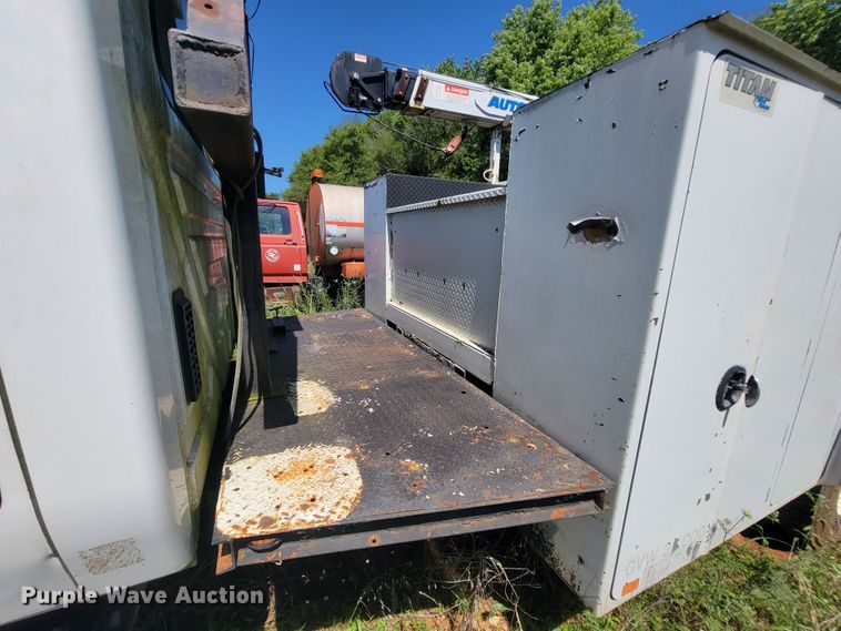 image for item IF9870 2004 International 4300  utility / service truck