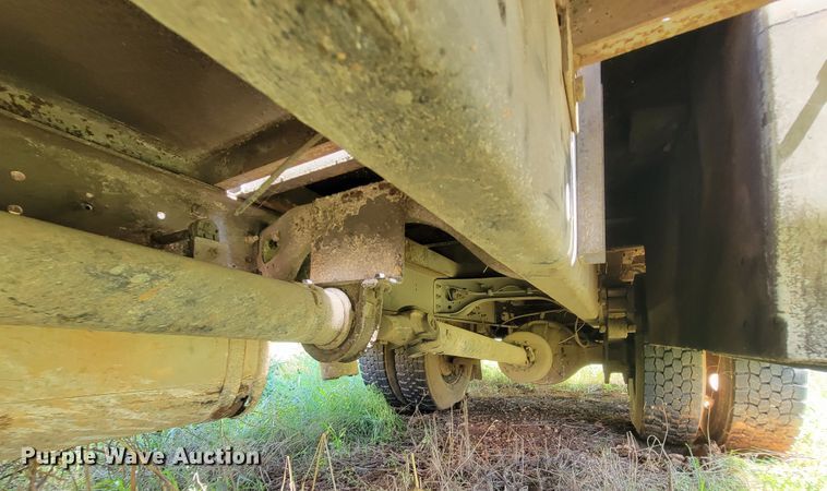 image for item IF9870 2004 International 4300  utility / service truck