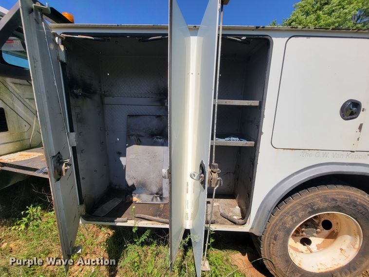 image for item IF9870 2004 International 4300  utility / service truck