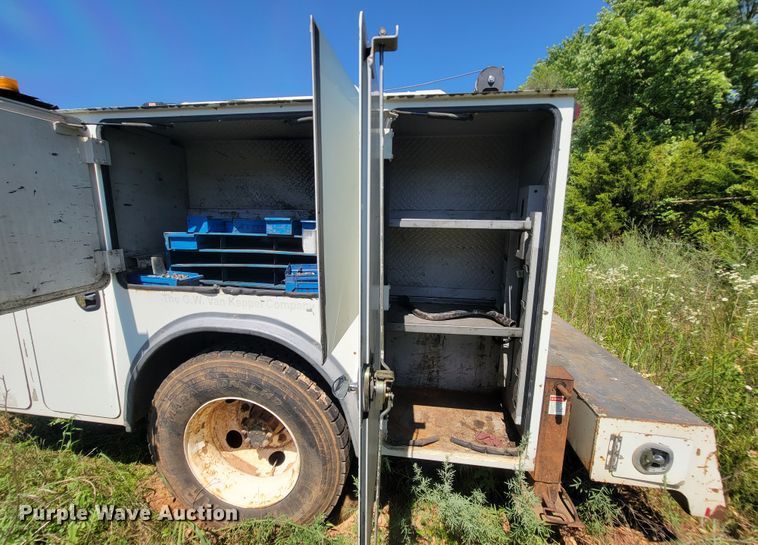 image for item IF9870 2004 International 4300  utility / service truck