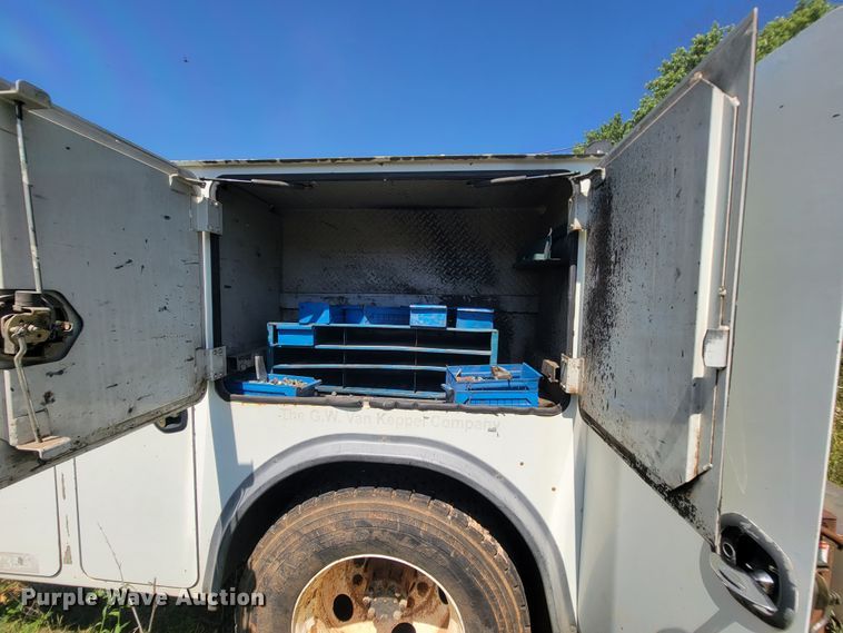 image for item IF9870 2004 International 4300  utility / service truck