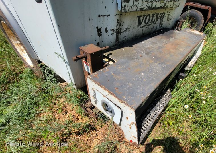 image for item IF9870 2004 International 4300  utility / service truck