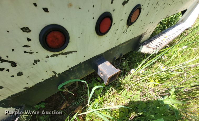 image for item IF9870 2004 International 4300  utility / service truck