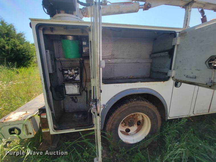 image for item IF9870 2004 International 4300  utility / service truck