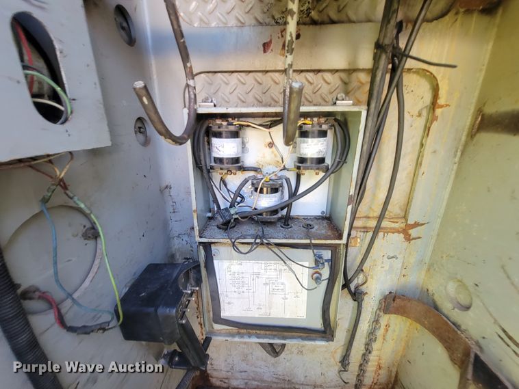 image for item IF9870 2004 International 4300  utility / service truck