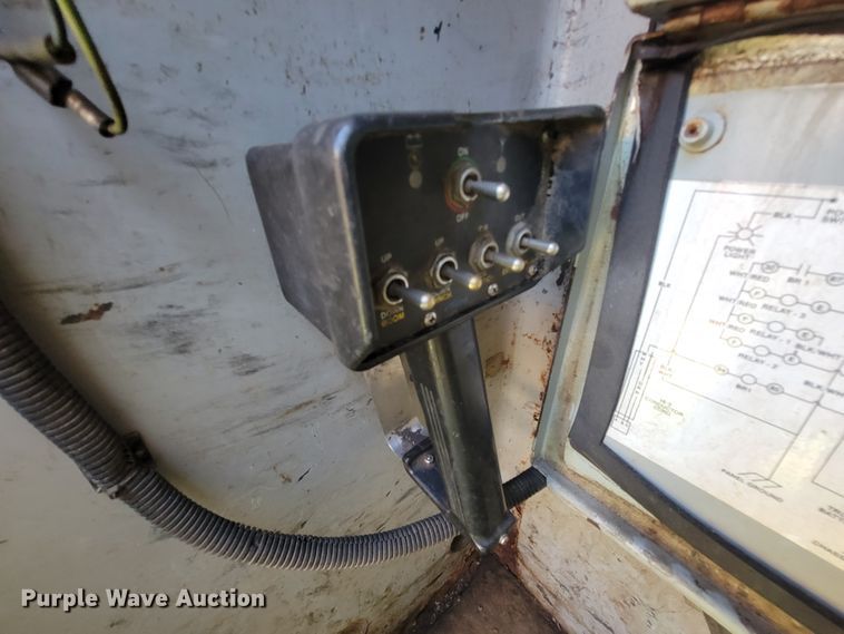 image for item IF9870 2004 International 4300  utility / service truck