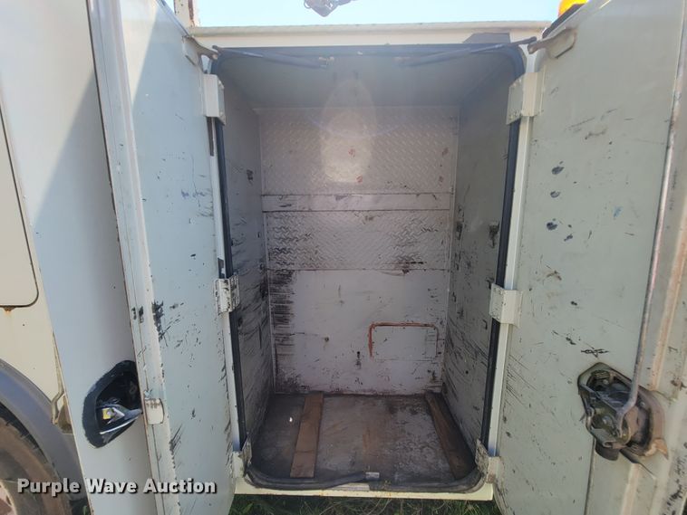 image for item IF9870 2004 International 4300  utility / service truck