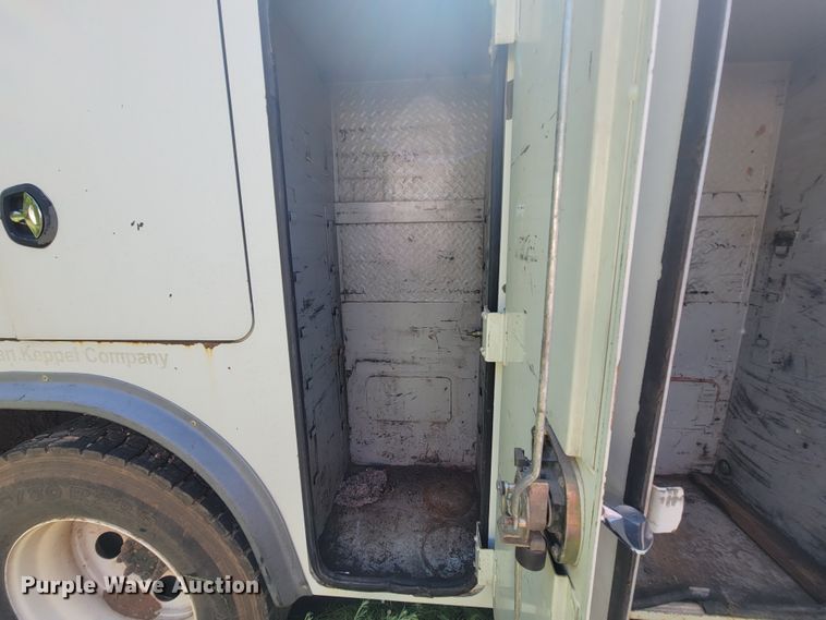 image for item IF9870 2004 International 4300  utility / service truck