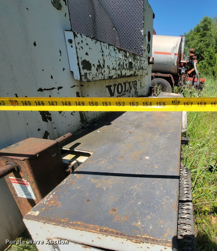 image for item IF9870 2004 International 4300  utility / service truck