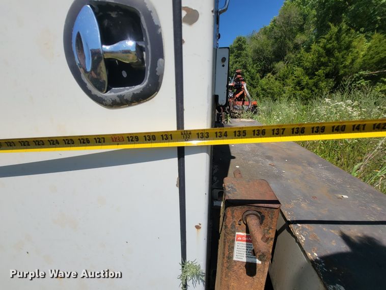 image for item IF9870 2004 International 4300  utility / service truck