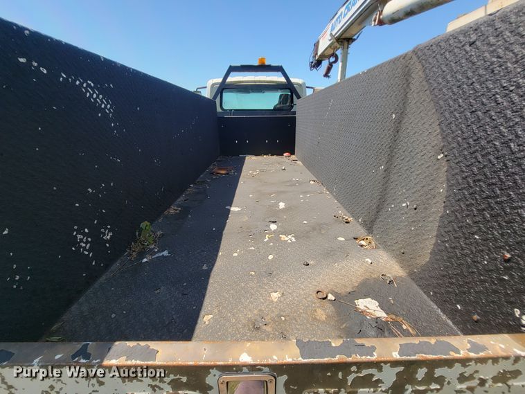 image for item IF9870 2004 International 4300  utility / service truck