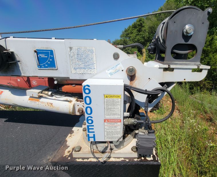 image for item IF9870 2004 International 4300  utility / service truck