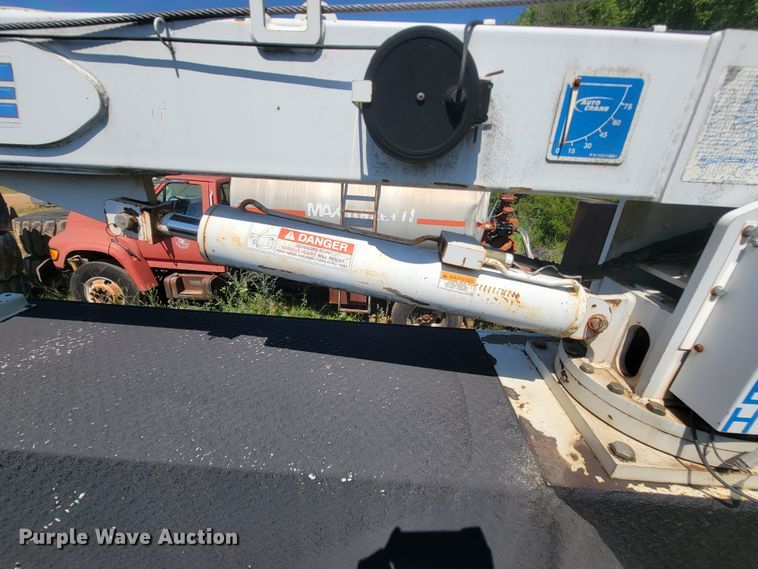 image for item IF9870 2004 International 4300  utility / service truck