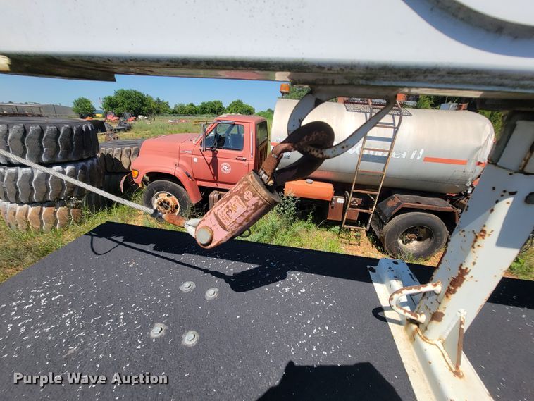 image for item IF9870 2004 International 4300  utility / service truck