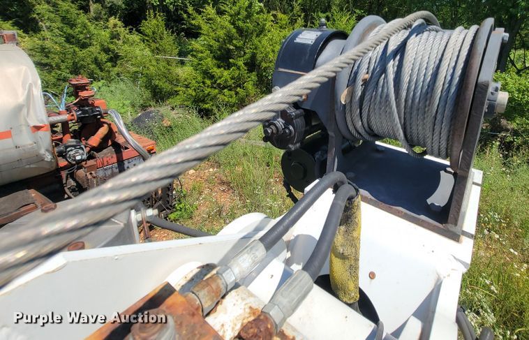 image for item IF9870 2004 International 4300  utility / service truck