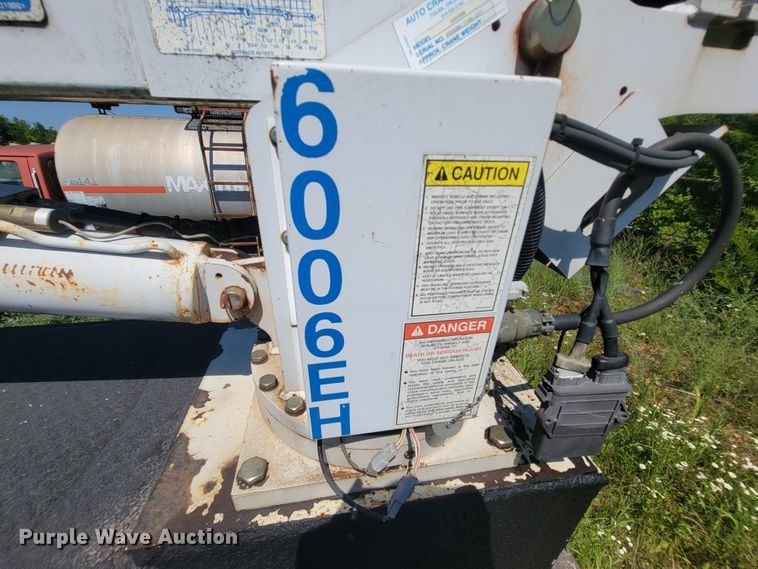 image for item IF9870 2004 International 4300  utility / service truck