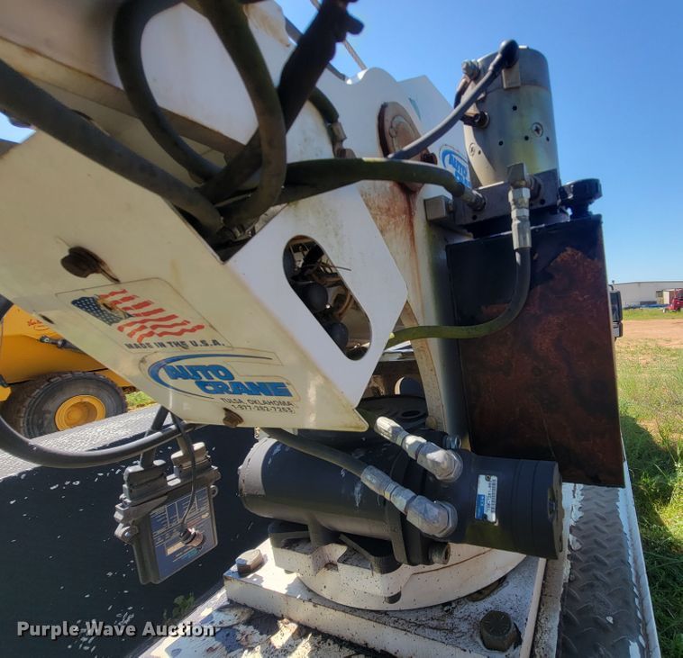 image for item IF9870 2004 International 4300  utility / service truck