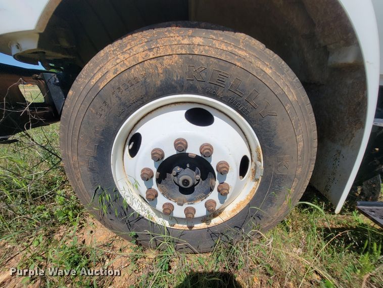 image for item IF9870 2004 International 4300  utility / service truck