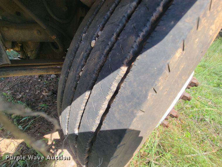 image for item IF9870 2004 International 4300  utility / service truck