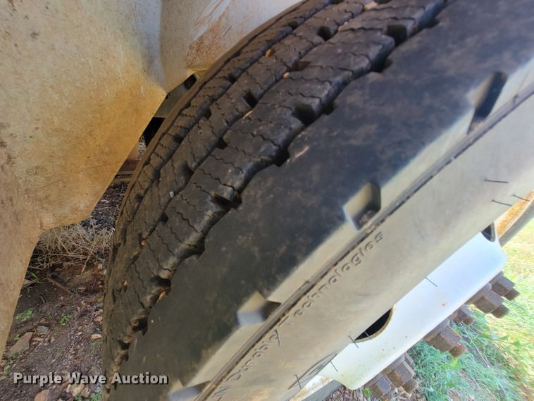 image for item IF9870 2004 International 4300  utility / service truck