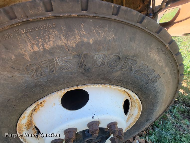 image for item IF9870 2004 International 4300  utility / service truck