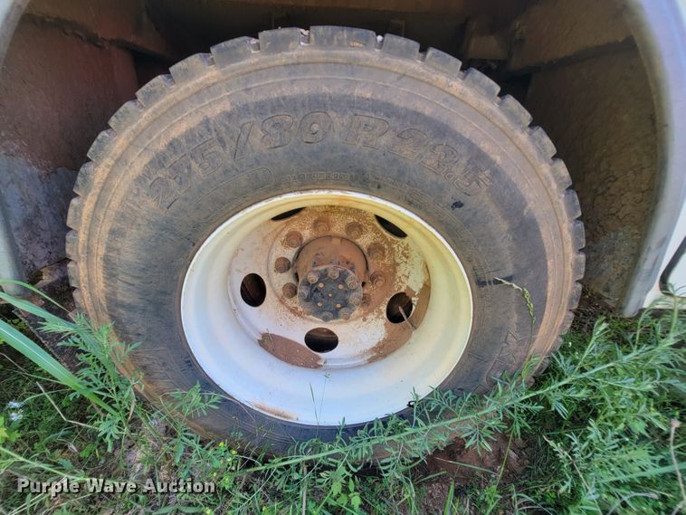 image for item IF9870 2004 International 4300  utility / service truck