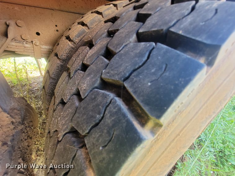 image for item IF9870 2004 International 4300  utility / service truck