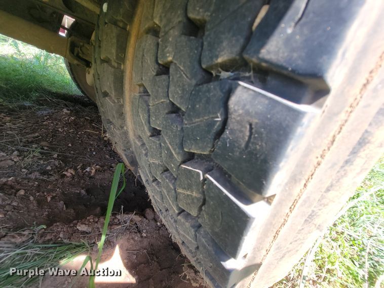 image for item IF9870 2004 International 4300  utility / service truck