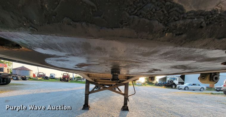 image for item IF9871 2010 Chaparral 482BBDHTTAZB  flatbed trailer