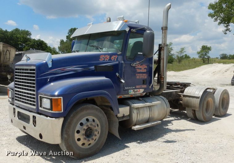 image for item II9518 2008 Mack CHU613  semi truck