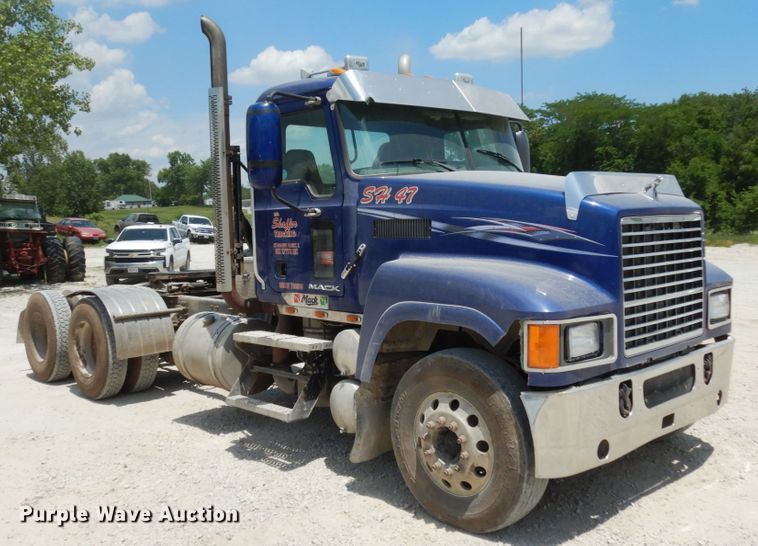 image for item II9518 2008 Mack CHU613  semi truck