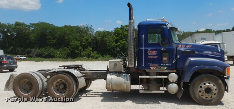 image for item II9518 2008 Mack CHU613  semi truck