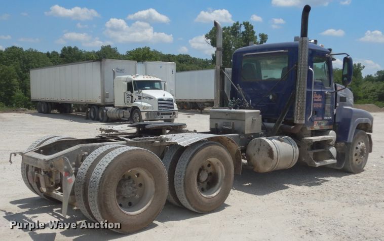 image for item II9518 2008 Mack CHU613  semi truck