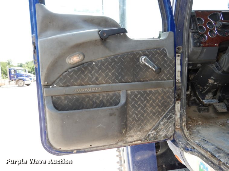 image for item II9518 2008 Mack CHU613  semi truck