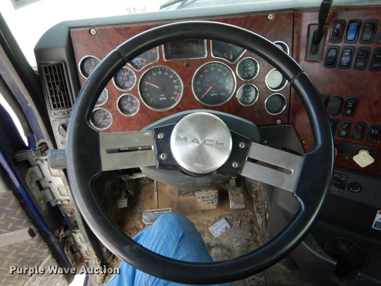 image for item II9518 2008 Mack CHU613  semi truck